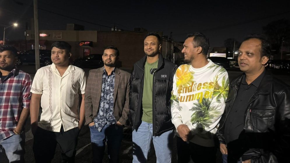 নিষিদ্ধ ছাত্রলীগ নেতাদের সঙ্গে খোশগল্পে মাতলেন সাকিব